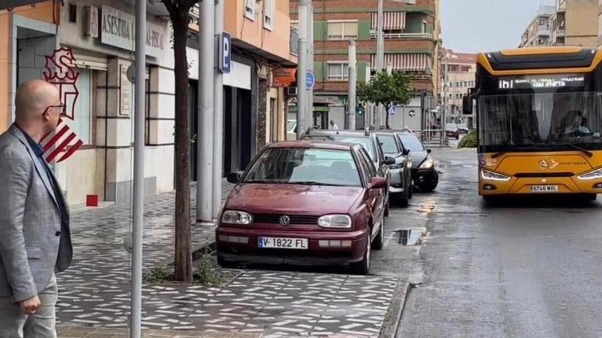 El alcalde Toni Saura en la parada esperando al autobús en Alaquàs.