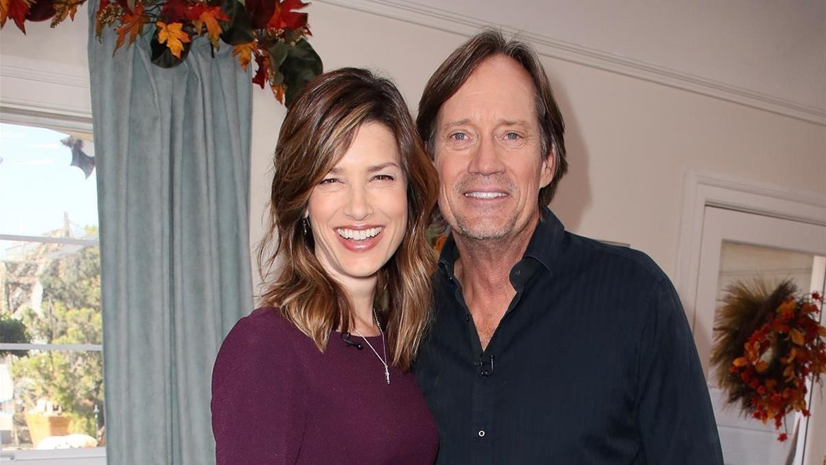 El actor Kevin Sorbo con su mujer Sam en los estudios de Universal, hace unos días.