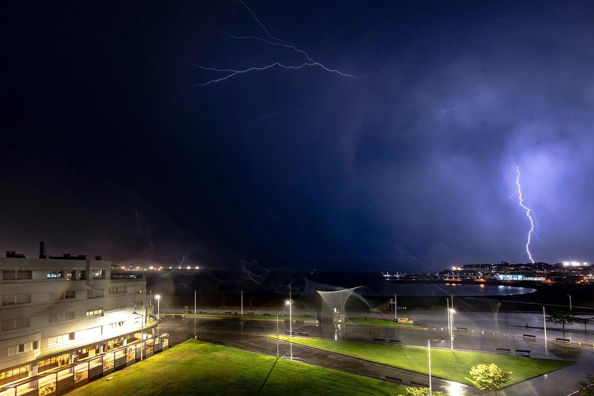 Las impresionanes imágenes de la tormenta eléctrica en Poniente, Gijón