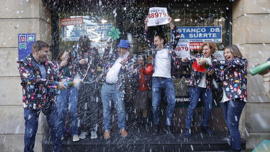 El sorteo de la Lotería de Navidad deja un goteo incesante en Asturias: de Llanes a Cudillero, con transbordo en Gijón y Oviedo