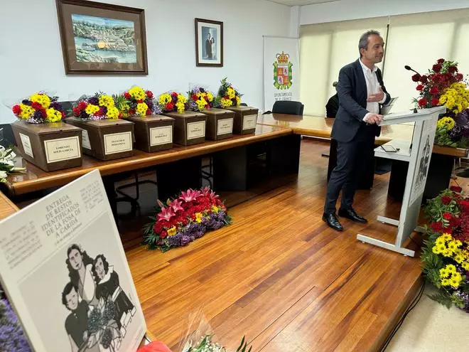 En imágenes: entrega solemne de los restos de las personas enterradas en una fosa común en La Caridad