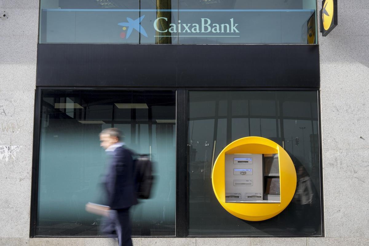 Un cajero CaixaBank a las puertas de una de sus oficinas.