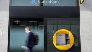 Un cajero CaixaBank a las puertas de una de sus oficinas.