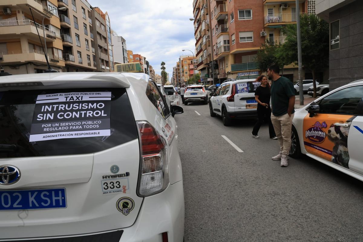 Los taxistas se manifiestan en Alicante y colapsan el centro de la ciudad.