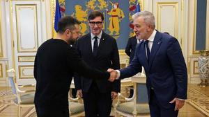 Salutación entre Volodímir Zelenski y Jaume Collboni, en presencia de Salvador Illa, en Kíiv.