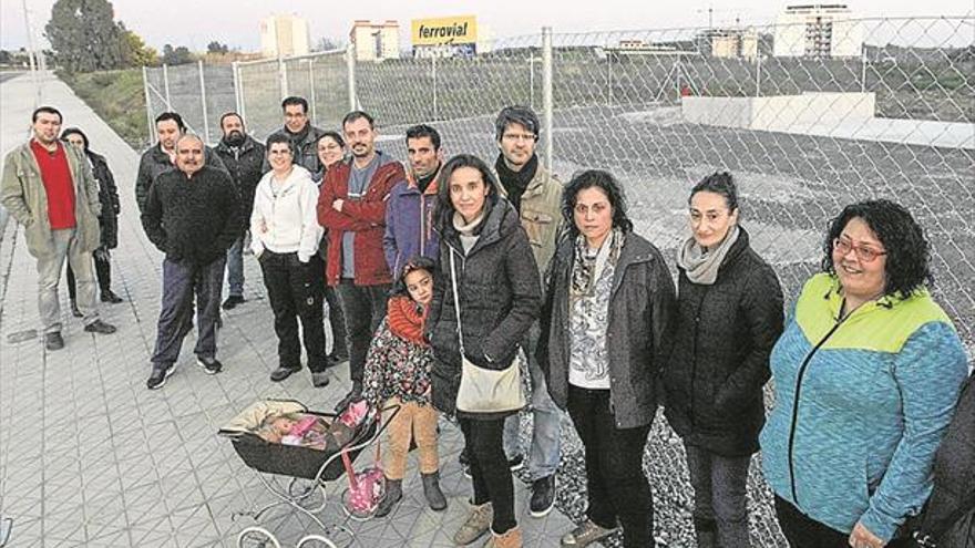 Una quincena de vecinos protesta contra la escombrera del Junquillo