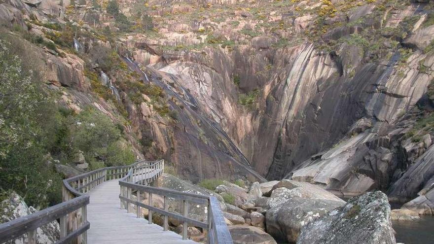 Imagen de la cascada del Ézaro desde una pasarela.