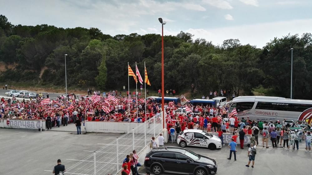 Càlida rebuda de l'afició del Girona als jugadors