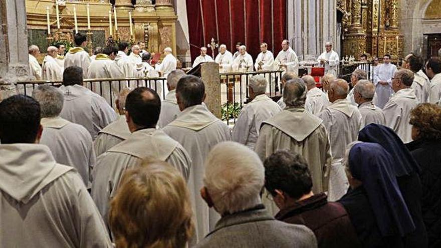 La curia diocesana y el obispo, en el centro, durante la misa crismal.