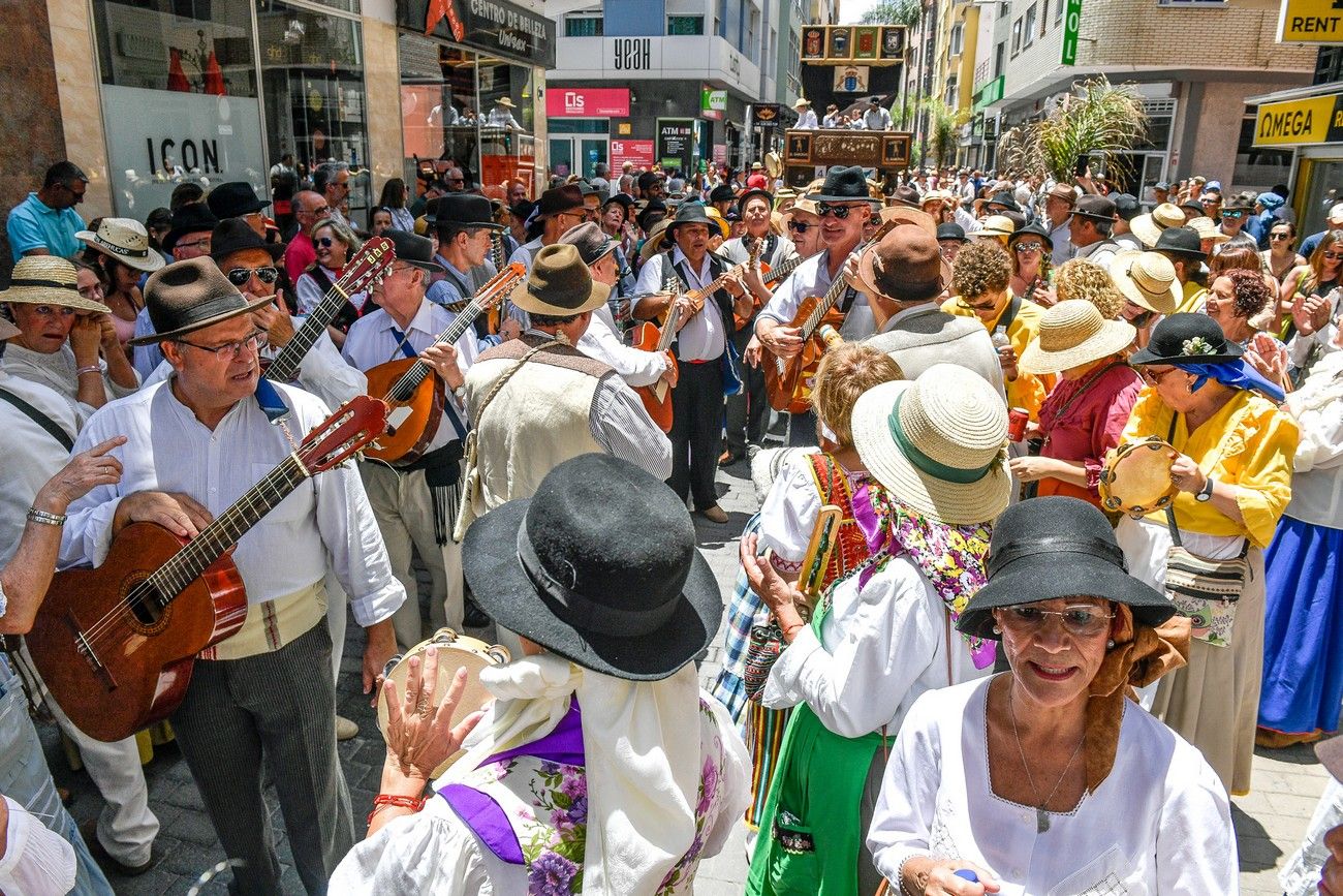 Una romería con bikini en Las Palmas de Gran Canaria