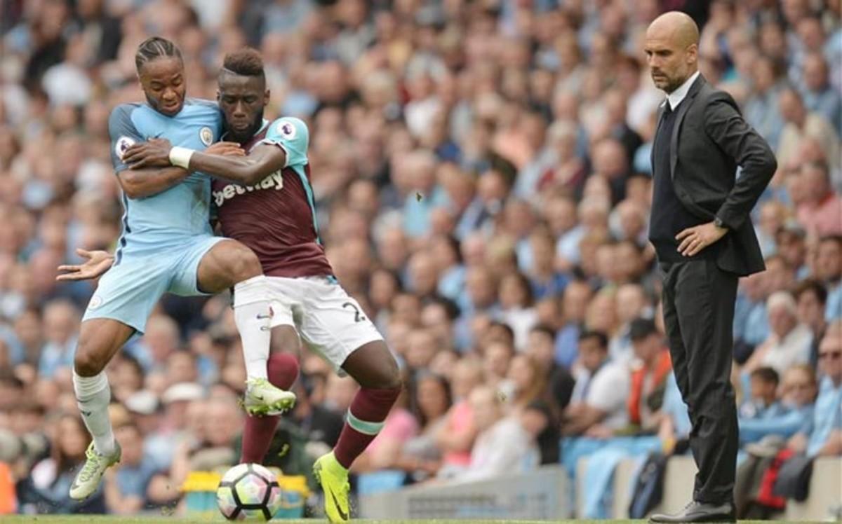 Pep Guardiola observa cómo Sterling pelea con un rival por el balón