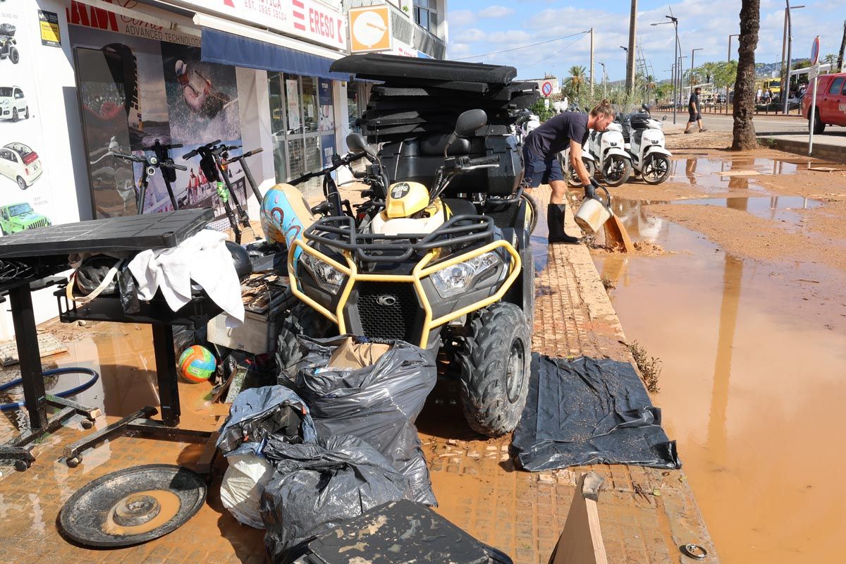 Todas las imágenes de los trabajos de limpieza en los locales de Ibiza inundados por el temporal
