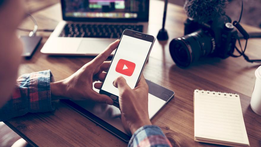 YouTube elimina vídeos con información falsa sobre las vacunas.