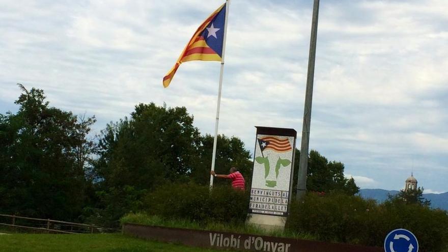 Roben l&#039;estelada de Vilobí i l&#039;Ajuntament apunta que ha estat algú del Govern central