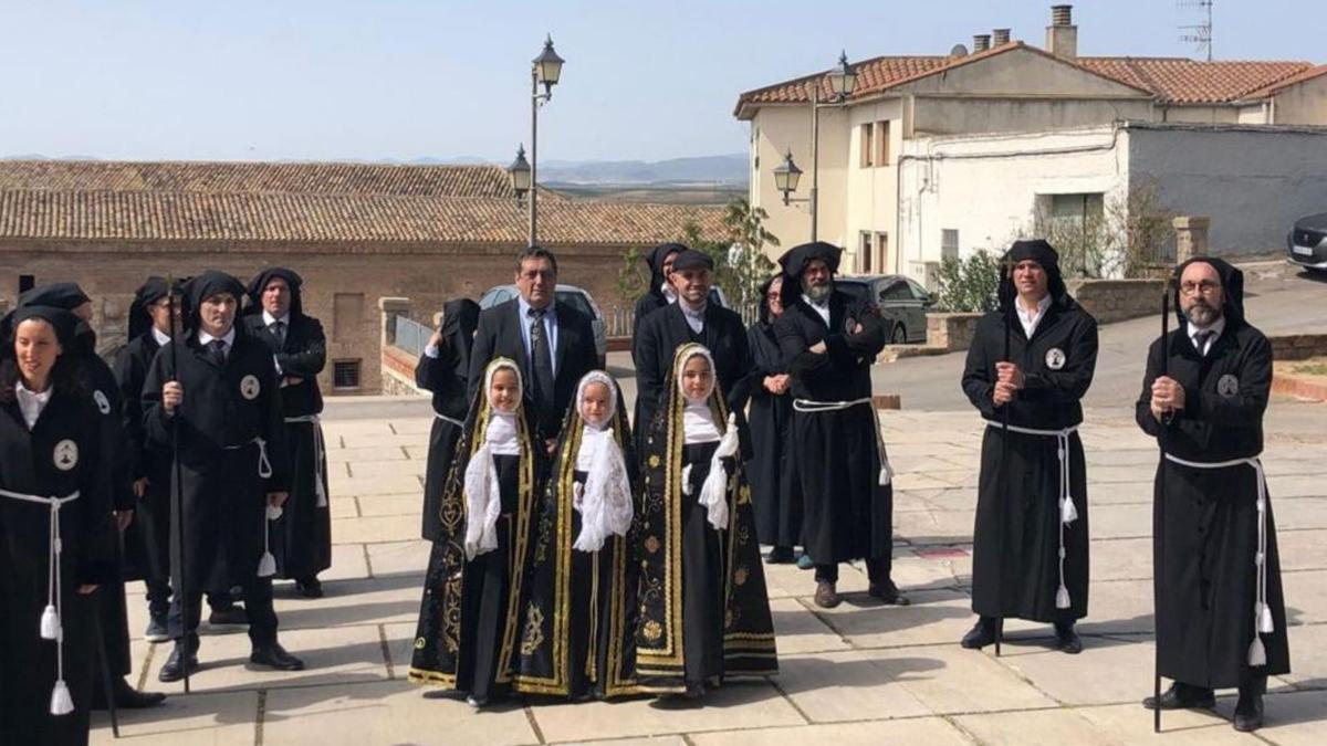 Tres pequeñas epilenses se convirtieron en ‘Marías’ la mañana del Viernes Santo. | SERVICIO ESPECIAL