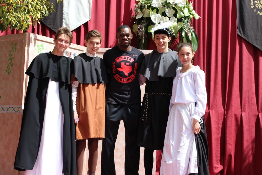 El jugador del València Basket Romain Sato visitó a los niños del Ángel Custodio.