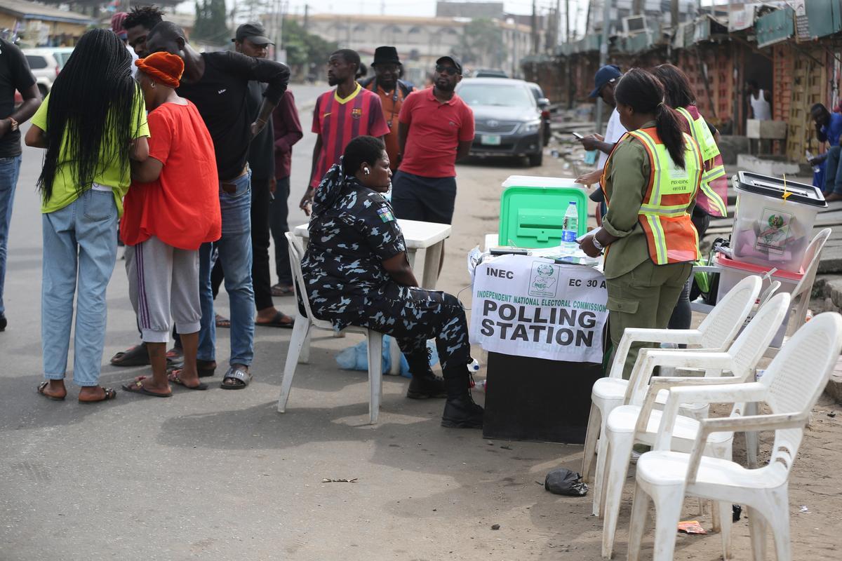 Personal de seguridad luego de las votación electoral en Lagos, Nigeria, en una fotografía de archivo. EFE/EPA/Akitunde Akinleye