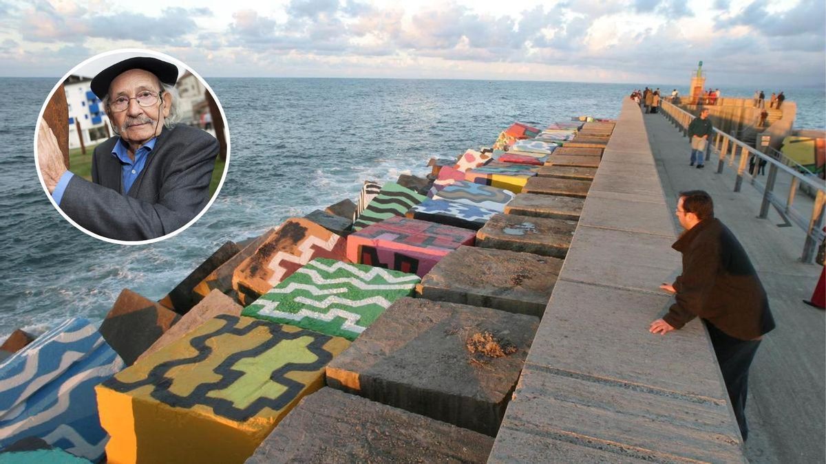 Los "cubos de la memoria" de Llanes; en el círculo, el artista vasco Agustín Ibarrola.