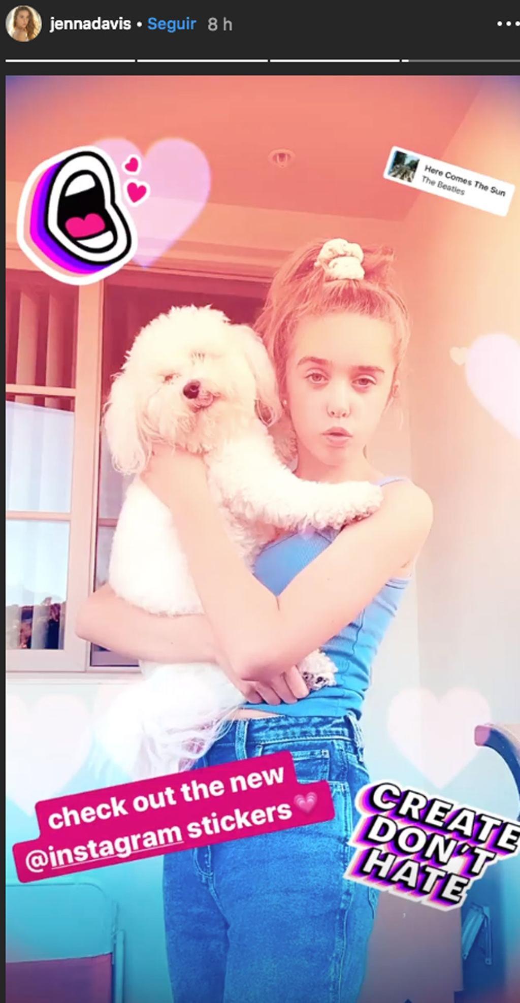 Jenna Davis fomentando el nuevo 'sticker' contra el 'cyberbullting'