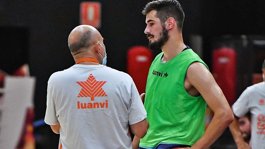 Nikola Kalinic charla con el entrenador del Valencia Basket, Jaume Ponsarnau.