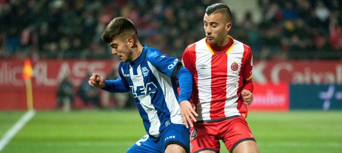 Borja García intenta quitar el balón al defensa del Alavés Martín.