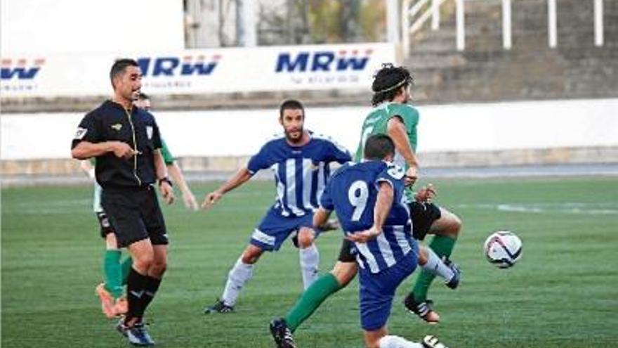 Javi Revert (9) i Roger Vidal intentant aturar la progressió d&#039;un jugador de l&#039;Ascó la passada jornada.