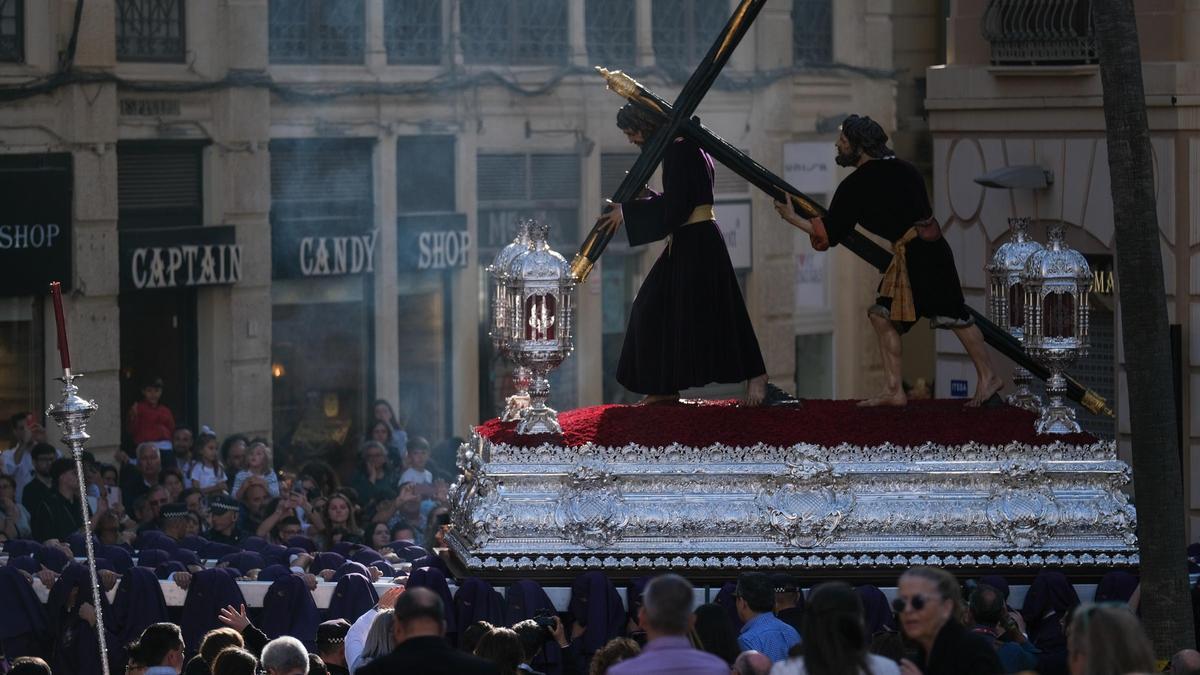 Jesús de la Pasión accede a la plaza de la Constitución el Lunes Santo de 2023.