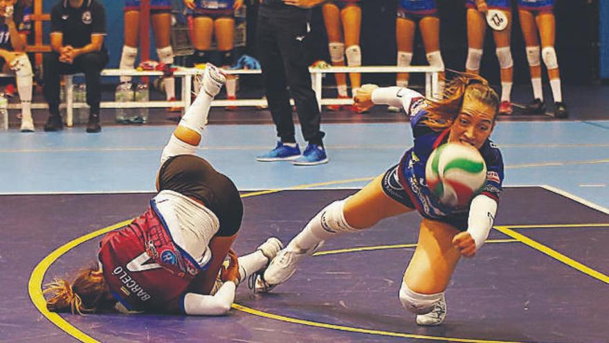 Marta Santos salva una bola tras la intervención de la líbero Carla Barceló.