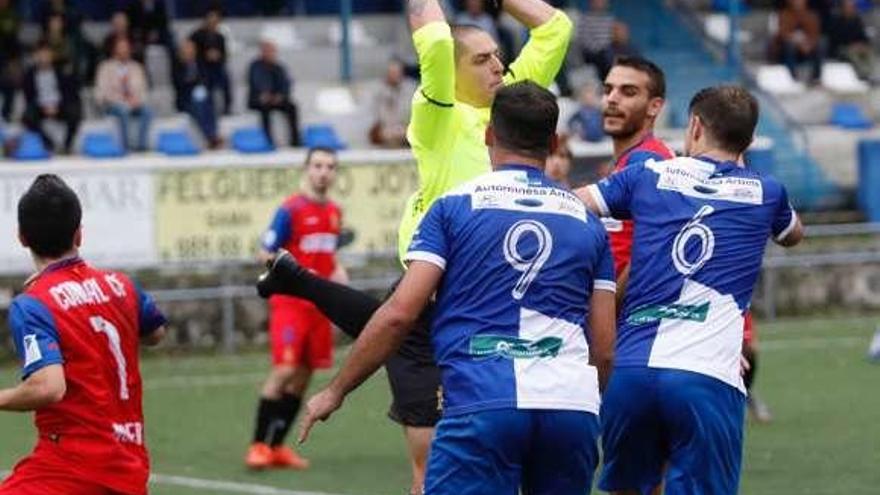 El meta del Condal, Oleg, atrapa un balón, ayer, en El Candín.