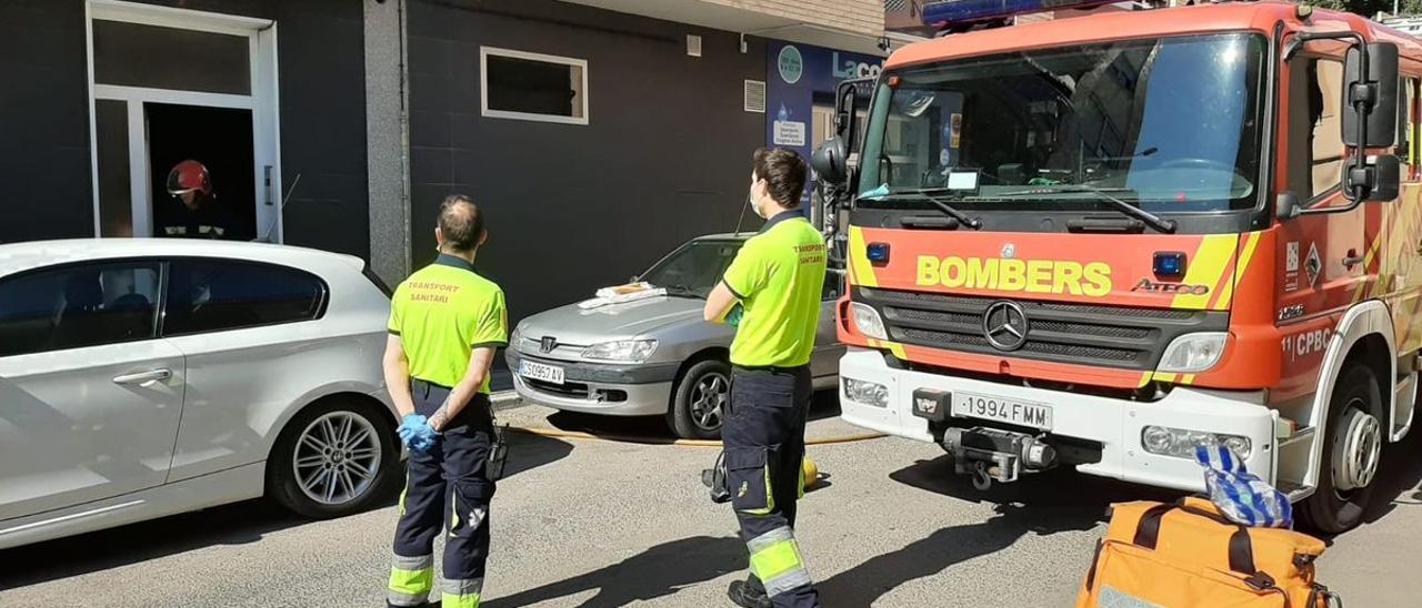 Imagen de la actuación de los servicios de emergencia durante el incendio en la vivienda de Benicarló.