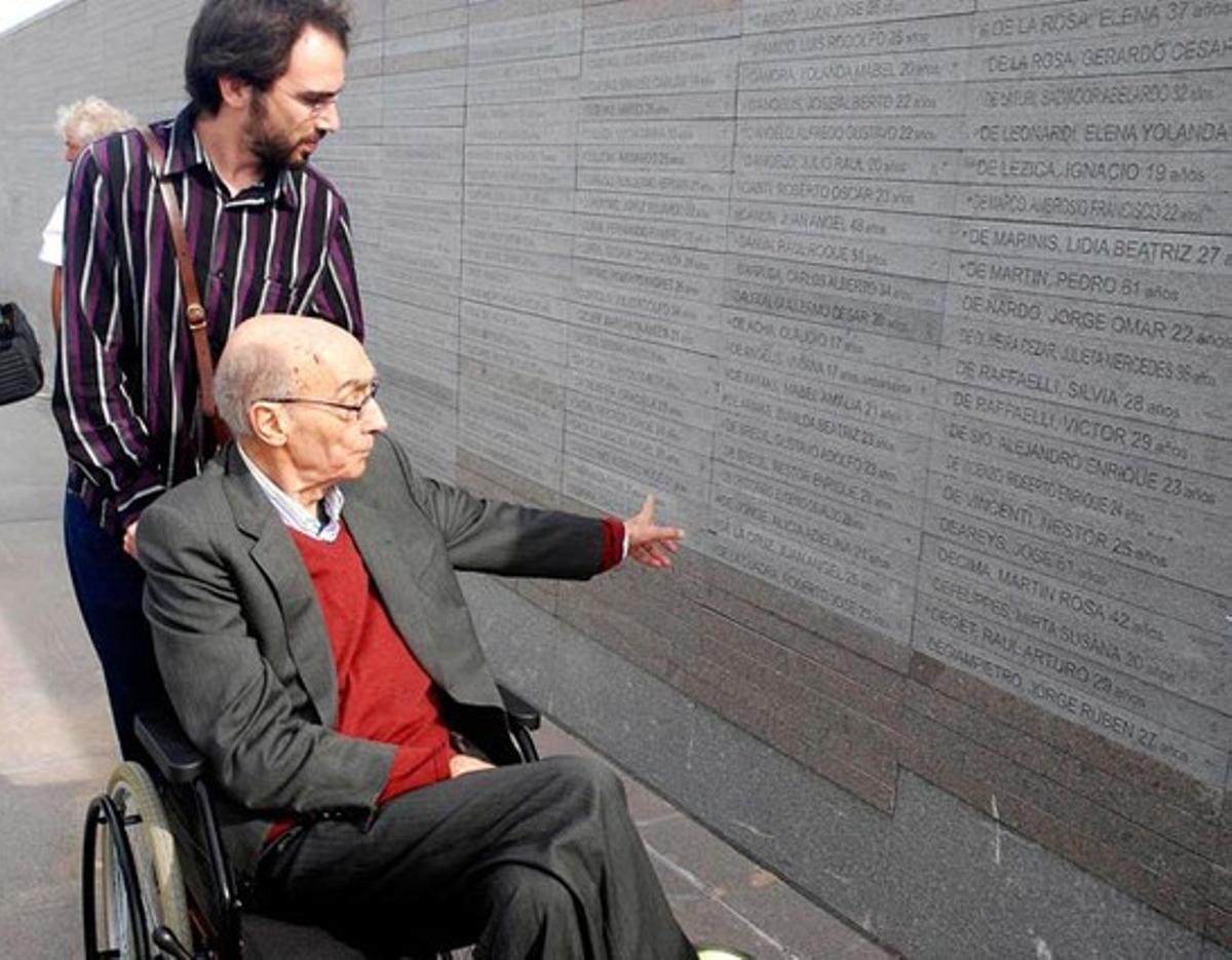 Saramago pasea por Buenos Aires, ante el monumento a los desaparecidos durante la dictadura argentina.