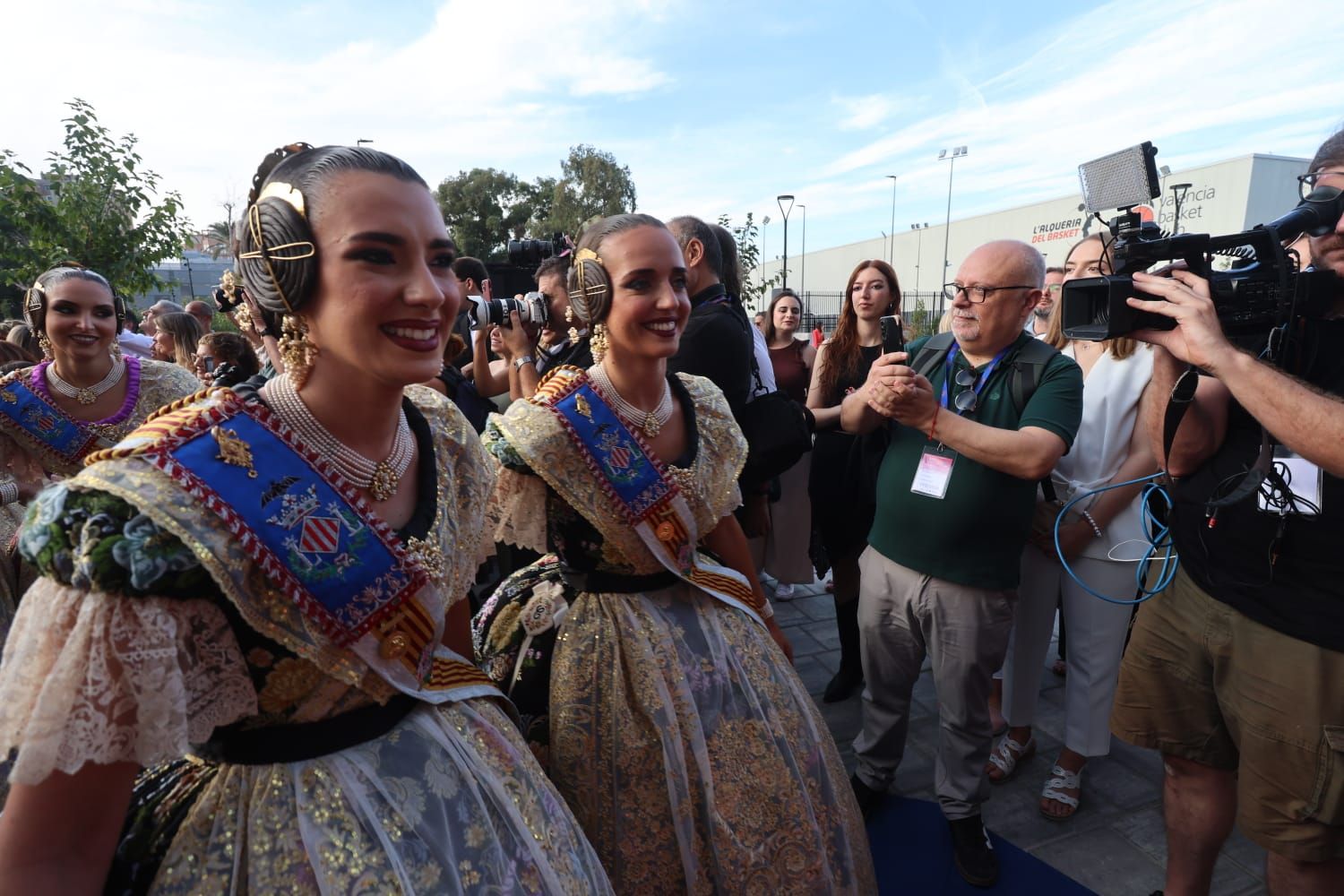 Así está el ambiente en el estreno de las fallas en el Roig Arena