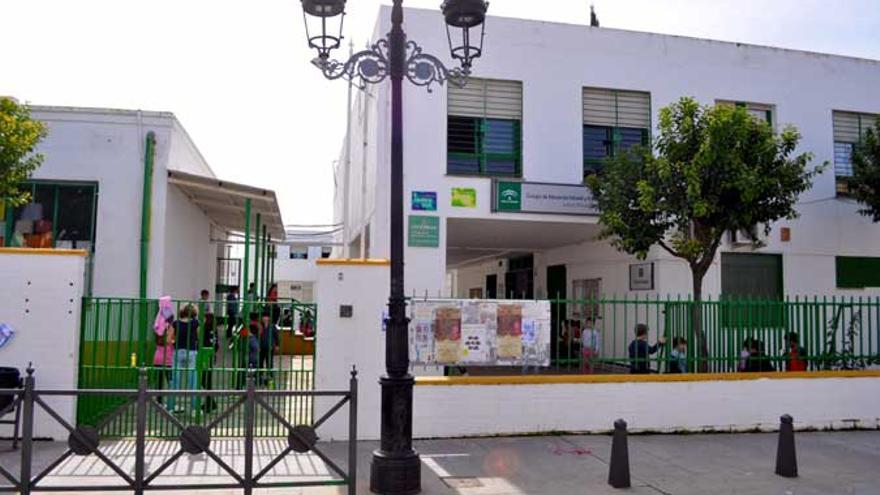 Entrada principal del colegio Joaquín Benjumea, en pleno centro de Espartinas. / J.D.