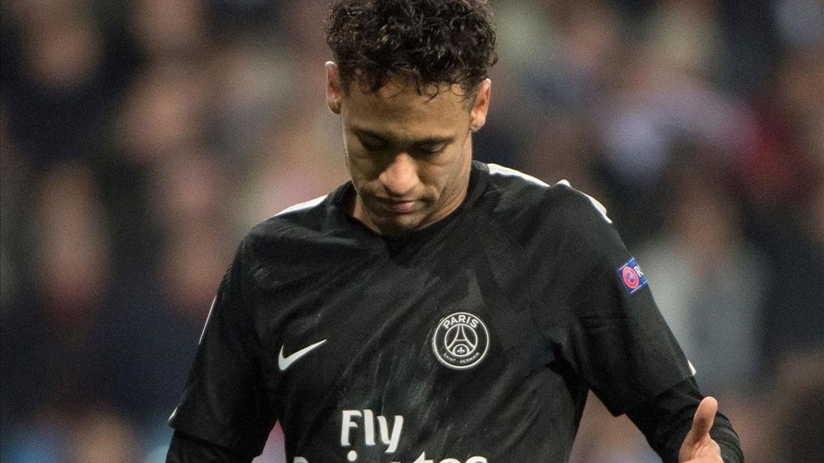 Neymar, cabizbajo, al término del partido entre el Madrid y el PSG