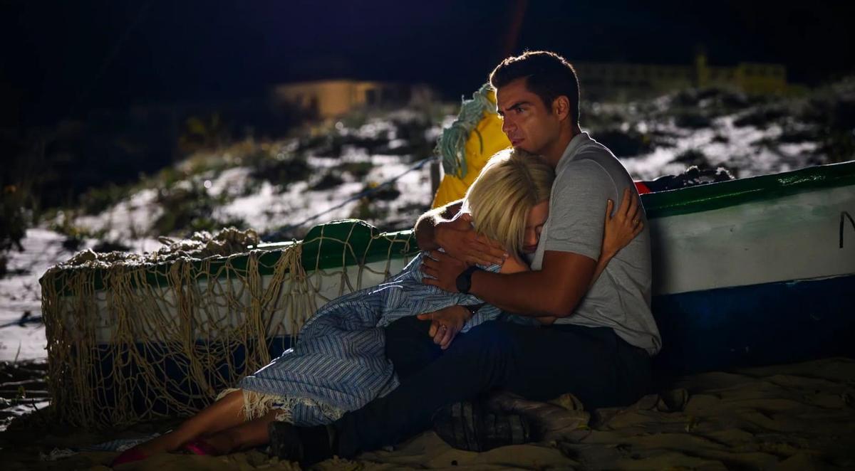 Maxi Iglesias y Karina Kolokolchykova, en la nueva serie de Telecinco, 'Ella, maldita alma'.