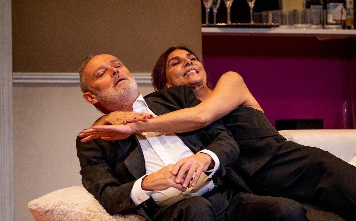 Pablo Carbonell y Pastora Vega en una escena de 'Género de dudas', que se presentará en València el 23 y 24 de enero en el Teatro Flumen.