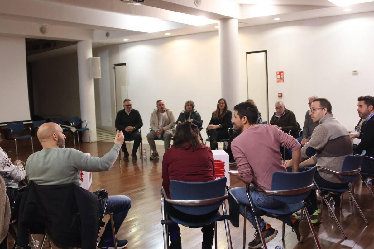 La candidatura socialista atiende a los medios para valorar la situación de la sanidad en la provincia.