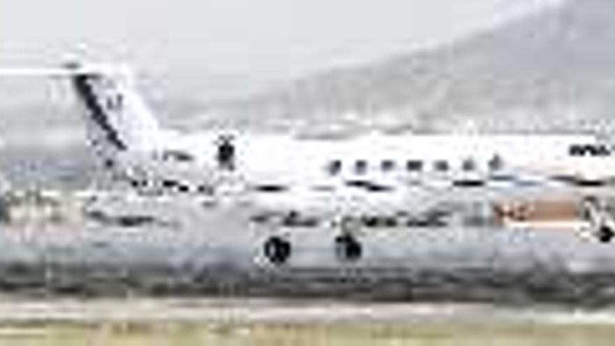 Uno de

 los tres aviones privados de la flota del ex primer ministro italiano Silvio Berlusconi toma tierra ayer en el aeropuerto de El Altet