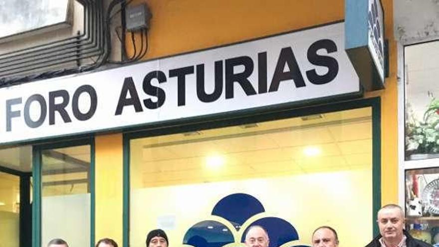 Eduardo Fernández Llosa, quinto por la izquierda, junto a otros miembros de Foro Siero, delante de la sede, ayer, en la Pola.