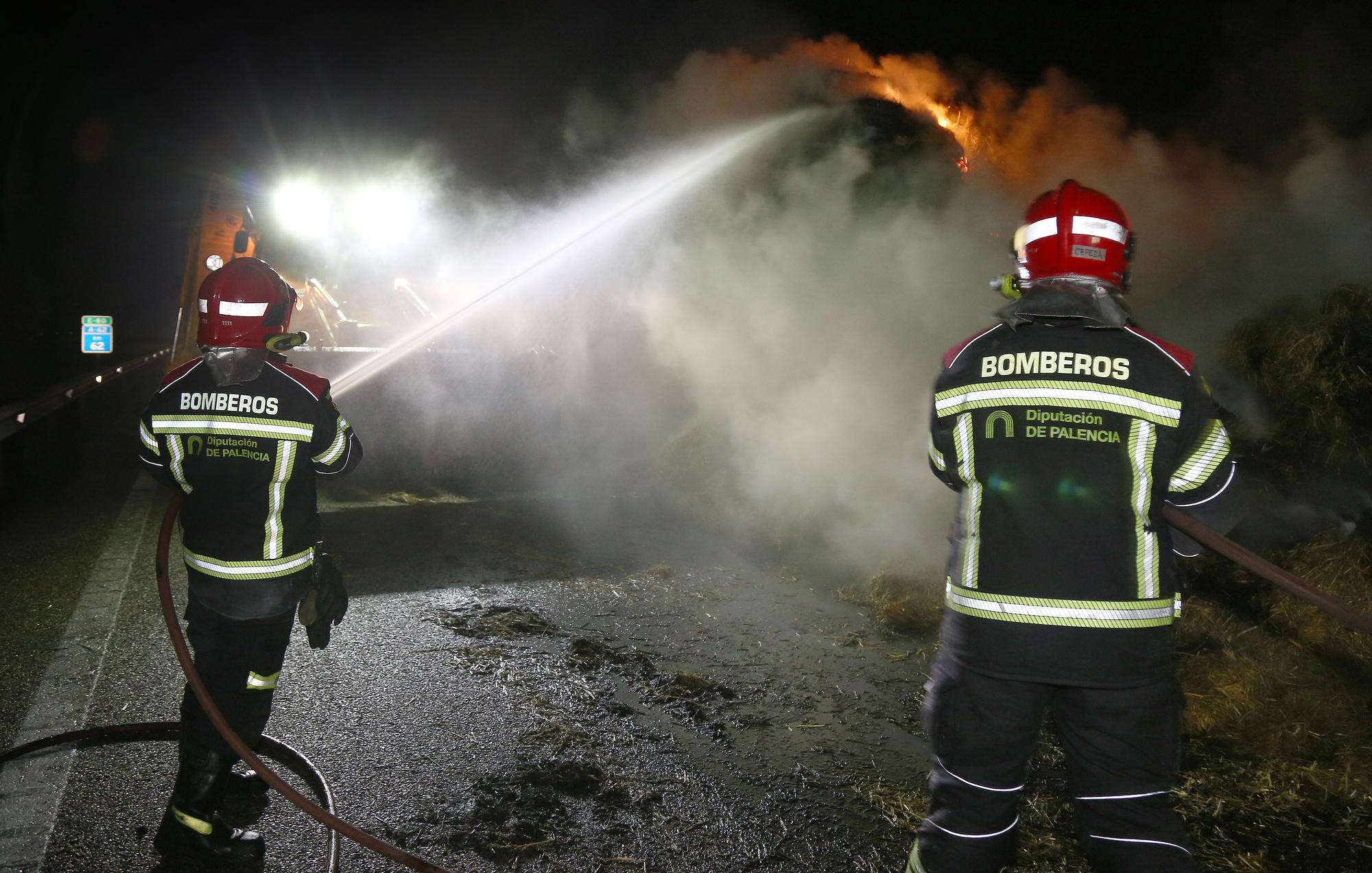 Así ha sido el espectacular incendio de un camión con paja esta noche en Burgos