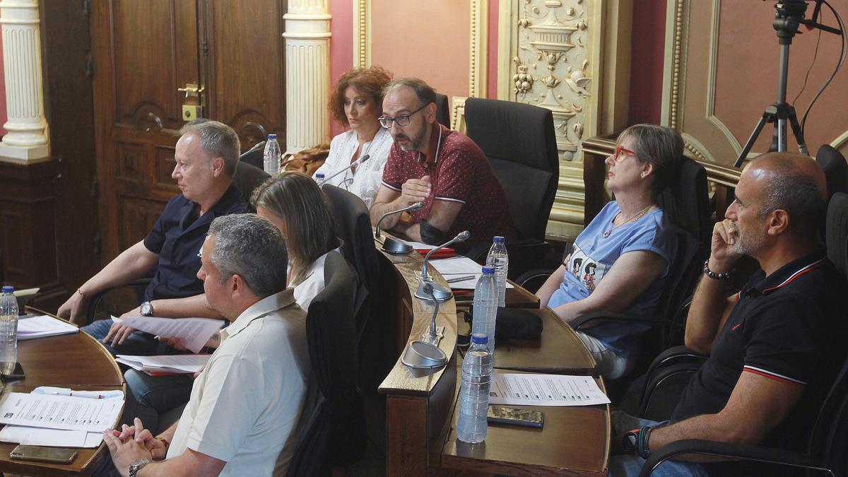 El grupo municipal del PSOE, durante una intervención de Javier Rey.