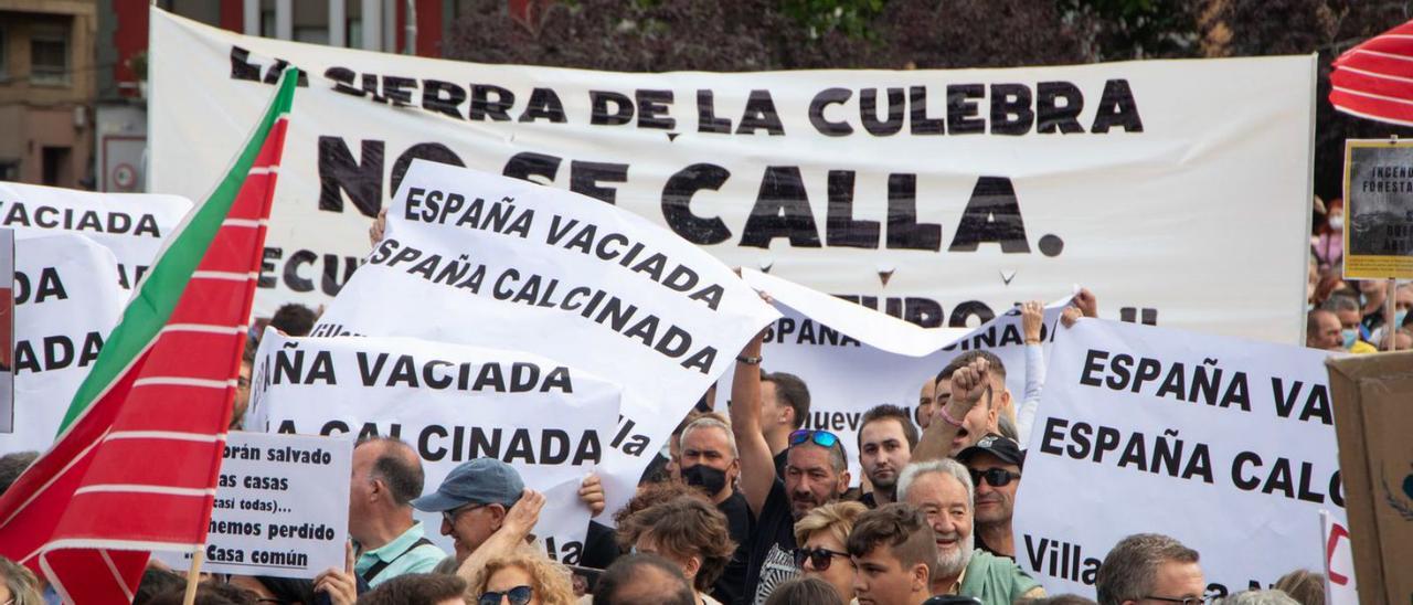 Pancarta de “La Sierra de la Culebra no se calla” en la gran manifestación de junio en Zamora.