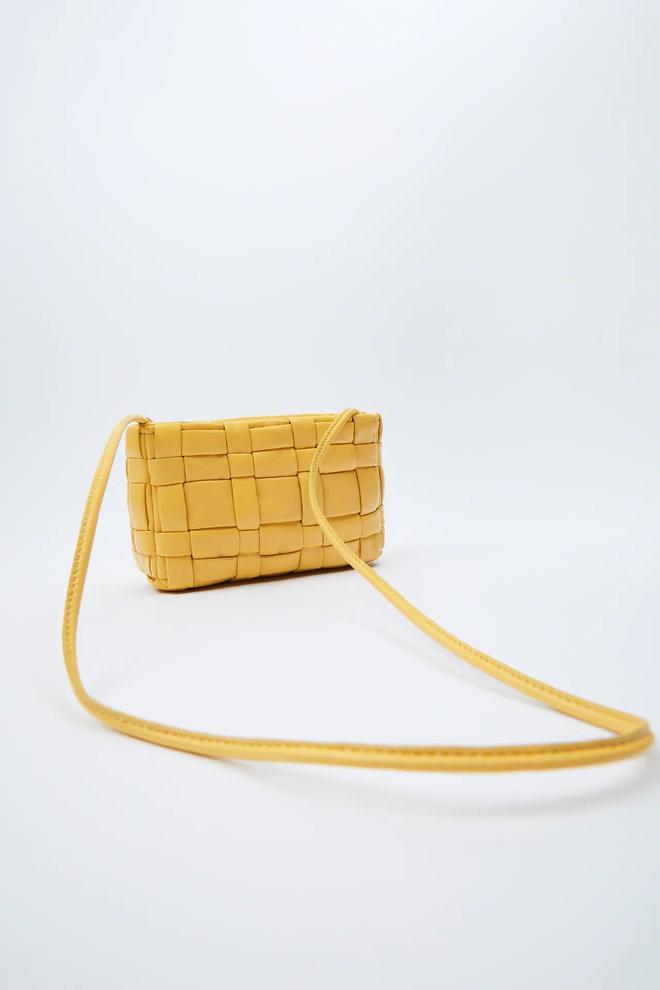 Bolso tipo bandolera amarillo, de Zara (49,95 euros)