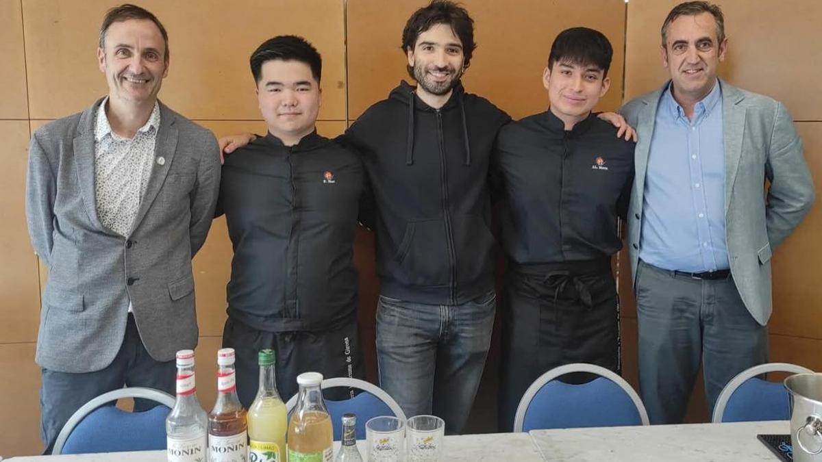 Una imatge de la beguda amb membres de l’Ajuntament i de l’Escola d’Hostaleria i Turisme de Girona.