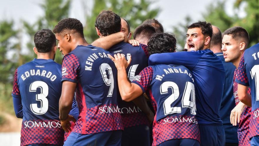 Los jugadores del filial oscense celebran uno de sus goles.