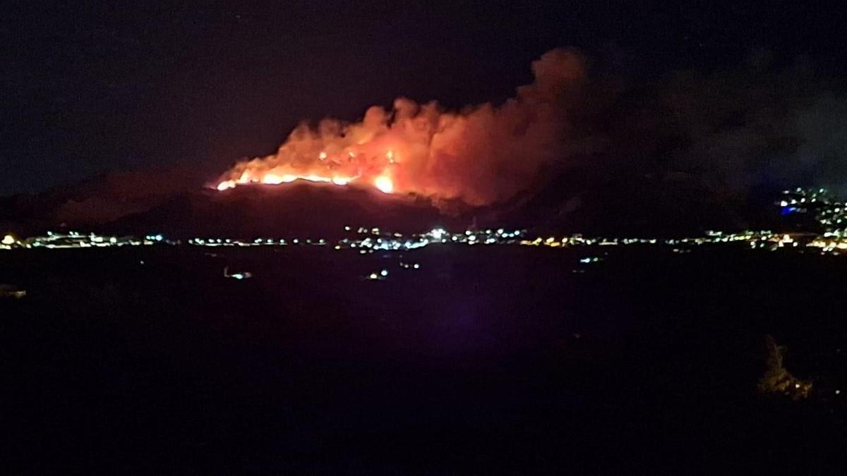 El incendio de El Ràfol d'Almúnia que se ha declarado esta noche.