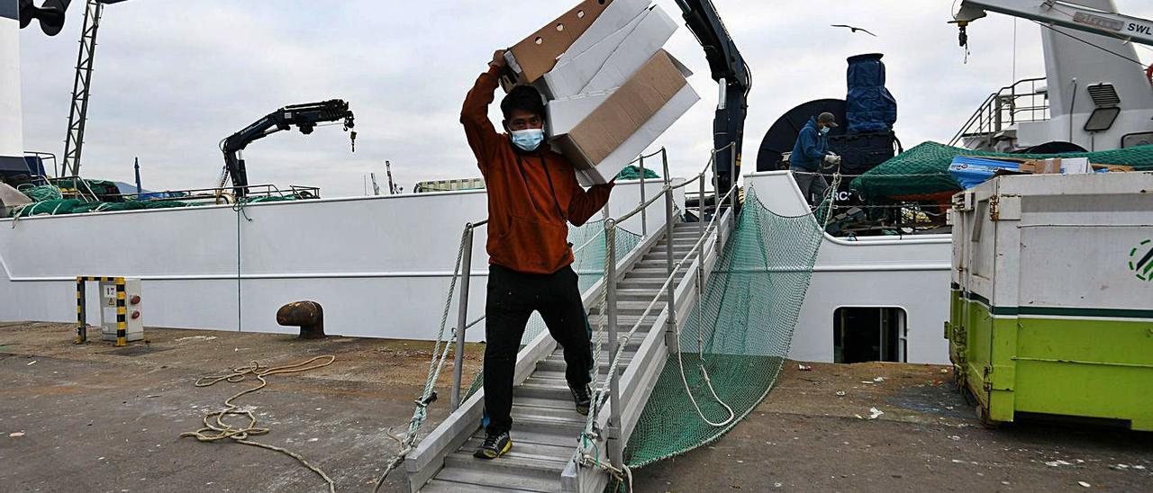 Un marinero de la flota de Malvinas, antes de partir desde Marín. |   // GUSTAVO SANTOS