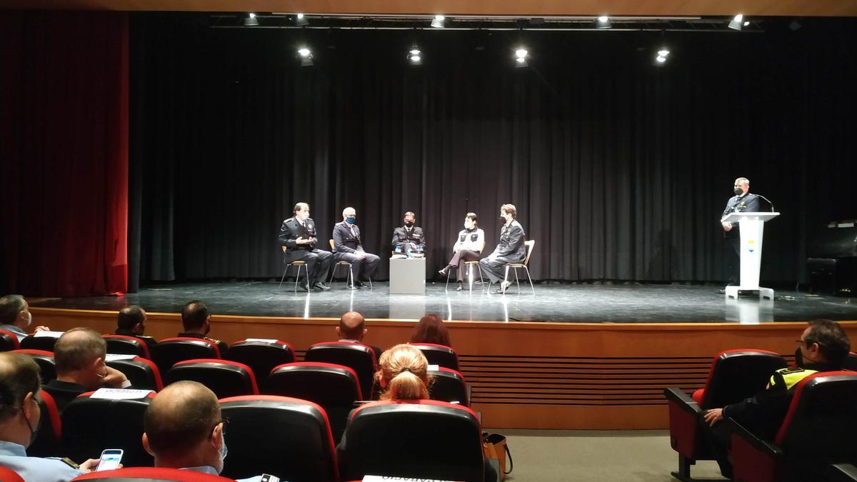 Un moment del debat amb els caps policials