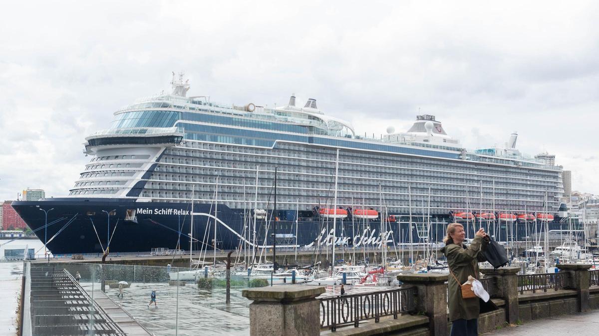 El crucero 'Mein Schiff Relax', de la naviera TUI Cruises, realiza su primera escala en A Coruña.