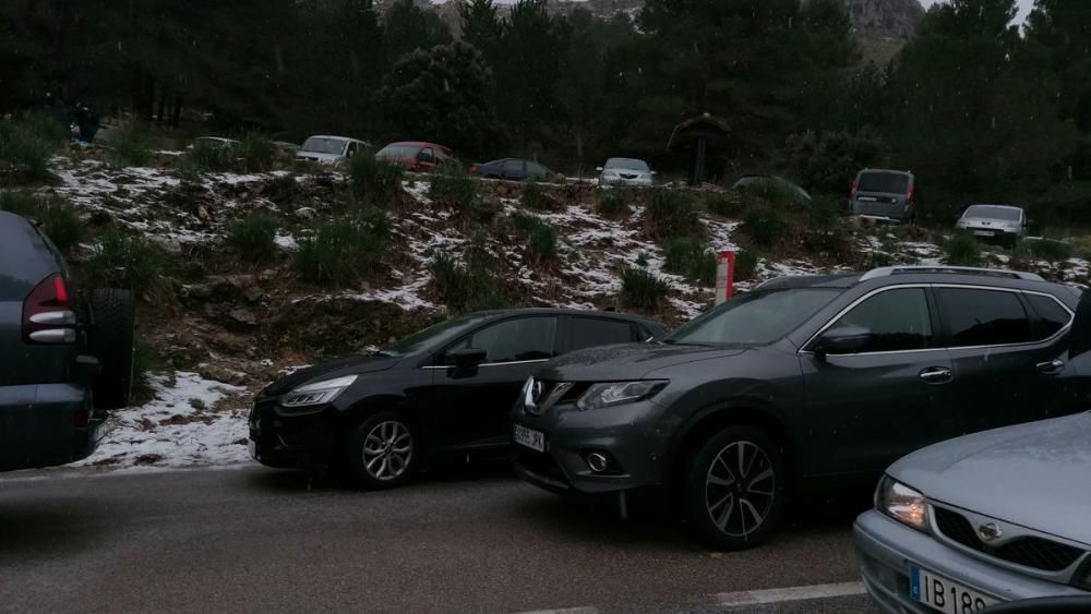 Schneefall auf Mallorca - Verkehrschaos in den Bergen
